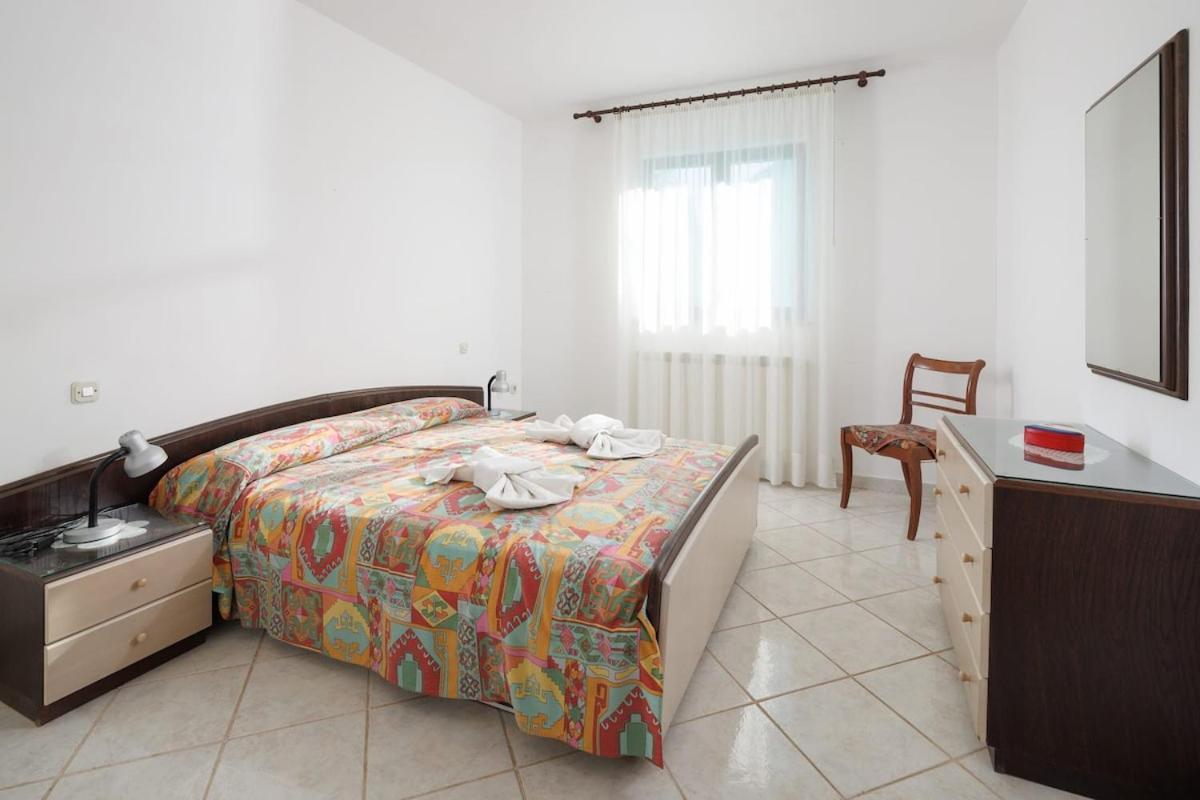 House For 12 People Close To The Sea * Pula