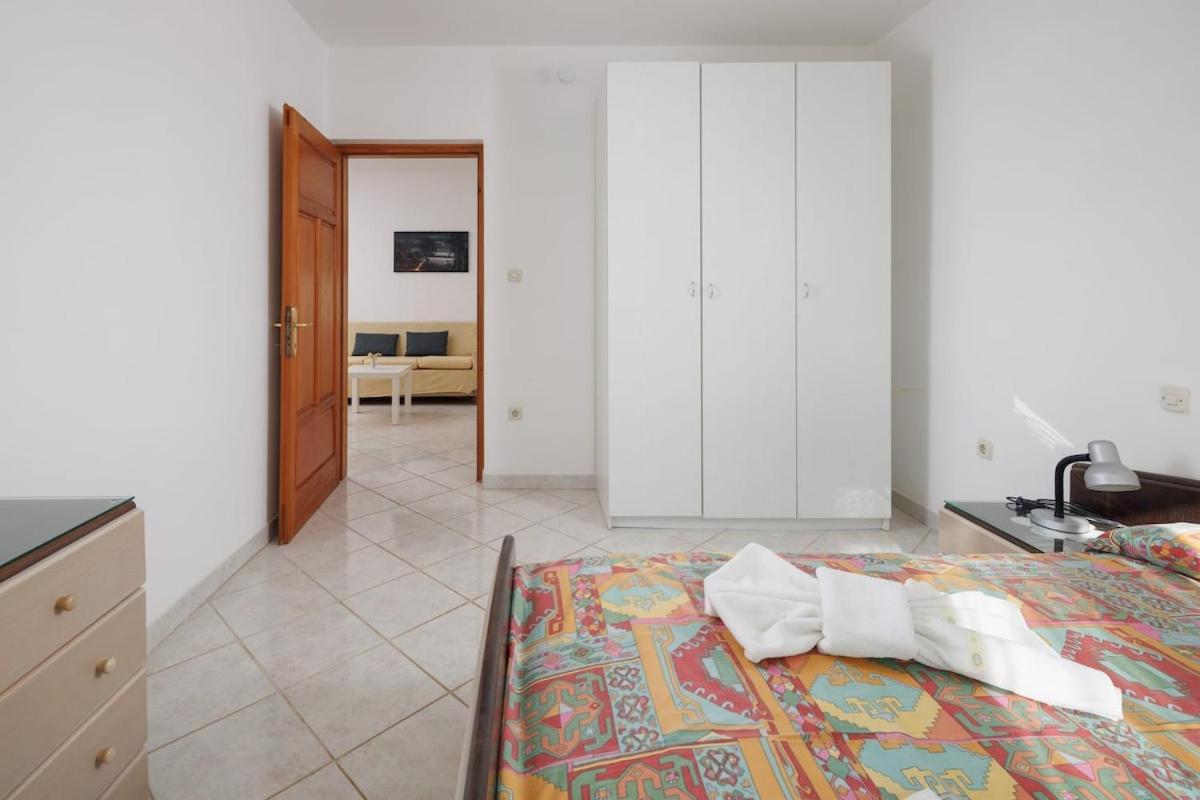 House For 12 People Close To The Sea Pula