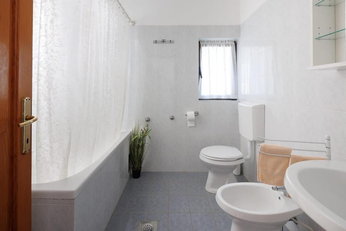 House For 12 People Close To The Sea Pula