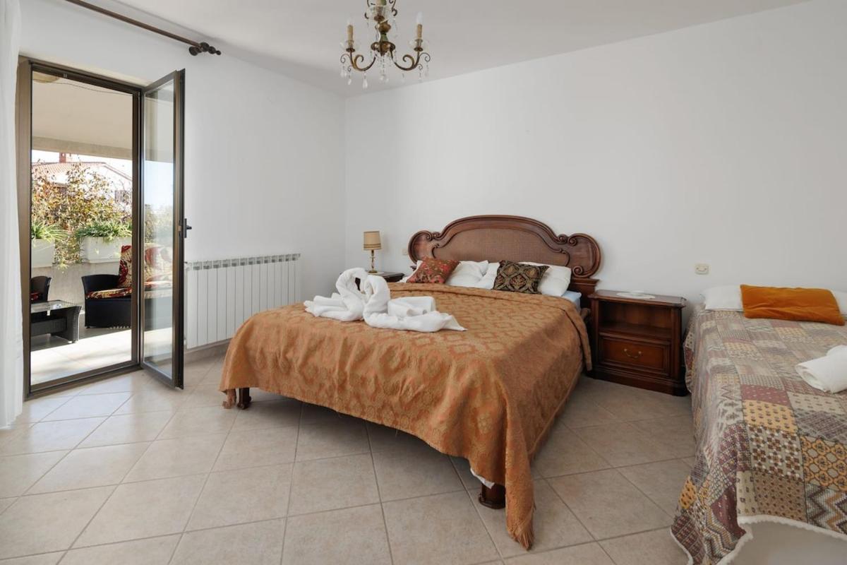 House For 12 People Close To The Sea Holiday home Pula